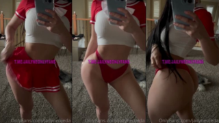 Jailyne Ojeda modelando ese culazo en faldita roja