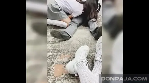 amigas de la prepa se graban cogiendo con su compañero del colegio