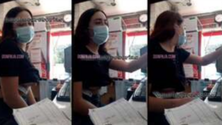 jovencita que atiende minisuper se saca las tetas frente a los clientes