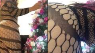 Arantxa Beltran adornando su arbolito de navidad