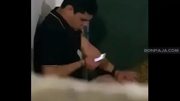 cogen borrachos y no se dan cuenta que los estan grabando