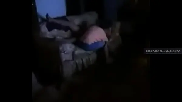 invito a su amiga a ver netflix pero termino cogiendola