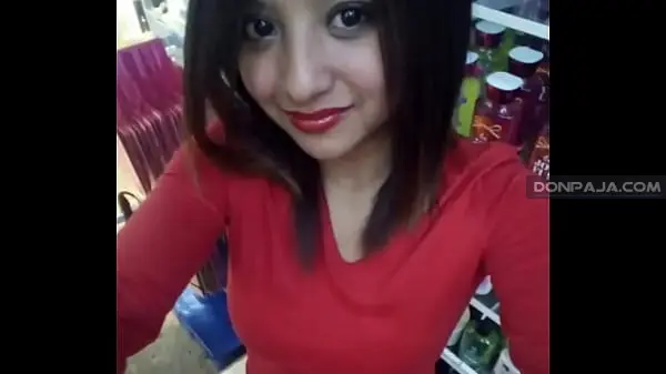 vaya que forma de tocarse como loca esta linda jovencita cachonda