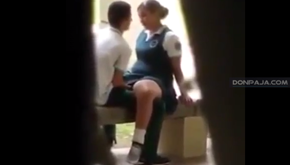 su compañero de chupa los dedos y se los mete a la panocha