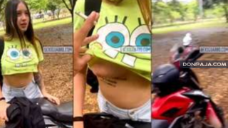 hermosa novia puta le enseña las tetas a su amigo en el parque a plena luz de dia