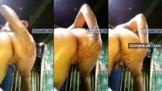 jovencita putona enseñandoles a sus amigos su panocha recien depilada