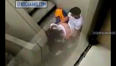graban alumnos cogiendo en las escaleras del colegio