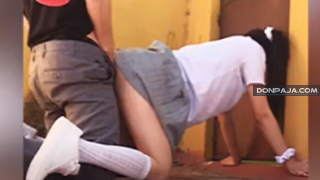 cachan a morrita colegiala cogiendo a escondidas atras de los salones de la prepa