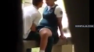 chavita colegiala se deja meter los dedos en el salon y los graba uno de sus compañeros