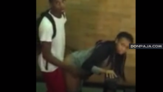 parejita de estudiantes adolescentes los encuentran cogiendo en el colegio