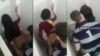 parejita de novios adolescentes los cachan cogiendo en los baños del colegio