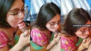 hermosa jovencita de lentes mamadora le fascina tener la polla en la boca