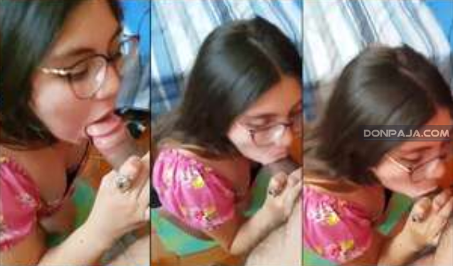 hermosa jovencita de lentes mamadora le fascina tener la polla en la boca