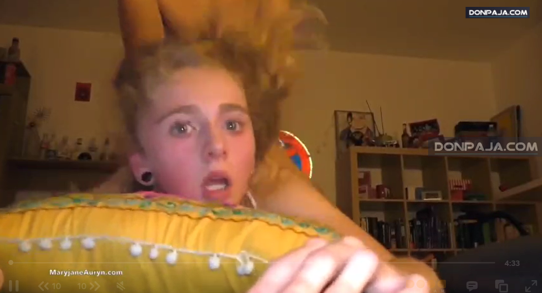 lo dejan cuidando a su primita y se la coge