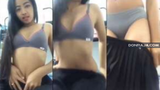 Mira la forma de calentar a sus compañeros esta deliciosa colegiala cachonda