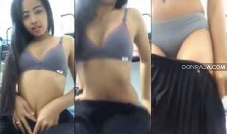 Mira la forma de calentar a sus compañeros esta deliciosa colegiala cachonda