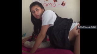 tienes que ver el culazo de infarto de esta morrita colegiala cogiendo con el novio