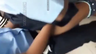 cogiendo a morrita colegiala dentro del salon y los graban sus compañeros