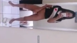 chavita putita se graba sin calzones enseñando la panochita y con dildo en mano