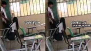 encuentra a morrita colegiala mamandosela a su compañero dentro del salon