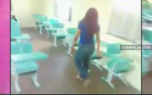 se quedan solos en el salon y se ponen a coger a escondidas de sus compañeros