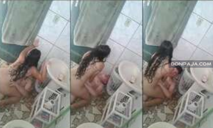 graba a sus compañeros del colegio cogiendo en el baño de su casa