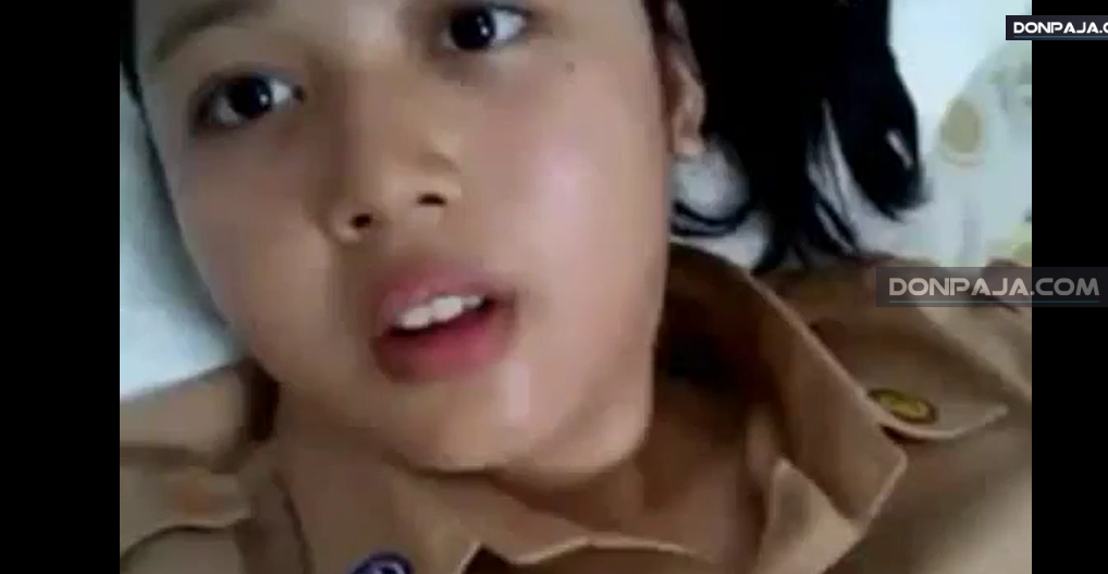 mira que apretada tiene la panochita esta deliciosa morrita colegiala cachonda