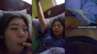 jovencita cachonda se baja los calzones y se graba tocandose ricolino