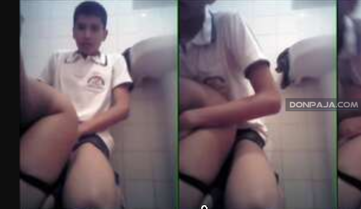 alumnos de prepa cogiendo en los baños del colegio y por poco los cachan xD