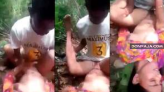 cogiendo entre varios a morrita colegiala entre las hierbas