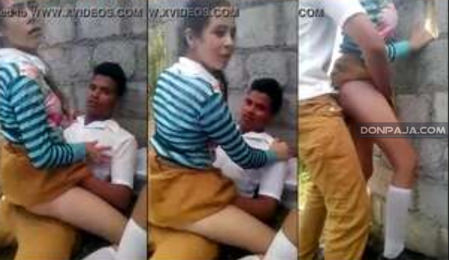 alumnos de prepa se dejan grabar por sus compañeros mientras cogen