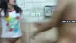 la morrita le dice que si la sigue cogiendo tan fuerte ya no seguiran