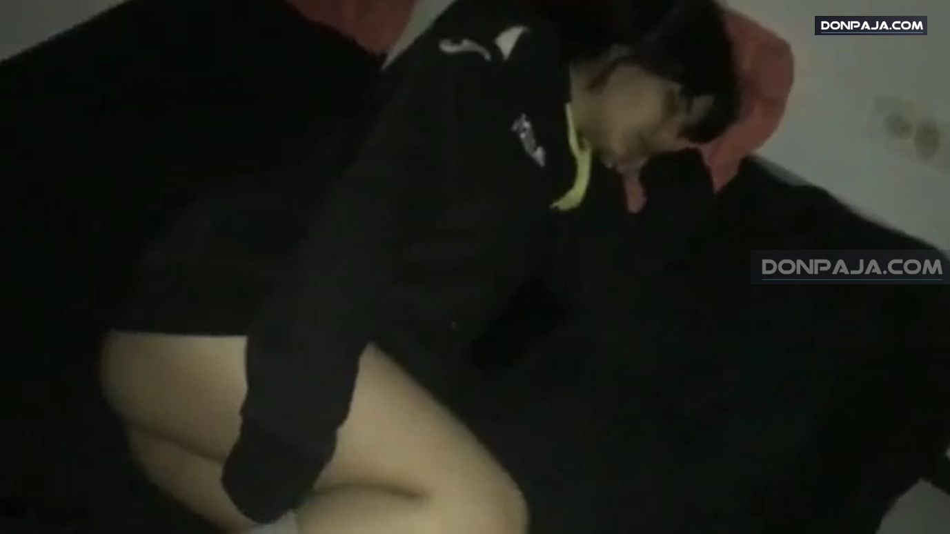 chavita colegiala borracha se queda dormida y el amigo aprovecha para ponerla a mamar