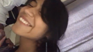 colegiala de prepa se la chupa a una de sus compañeros dentro del salon