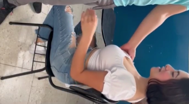 alumna de prepa se deja coger dentro del salon para ganar una buena calificacion