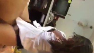 jovencita colegiala disfruta como loca cuando se ensarta solita