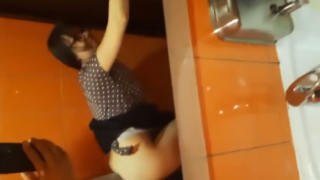 sus padres por poco los cachan cogiendo en el baño de visitas