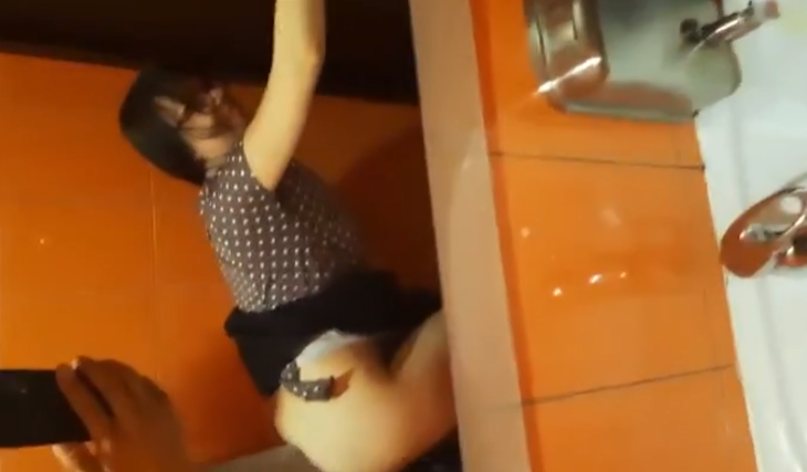 sus padres por poco los cachan cogiendo en el baño de visitas