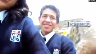 Alumnos de prepa se graban cogiendo en medio del monte
