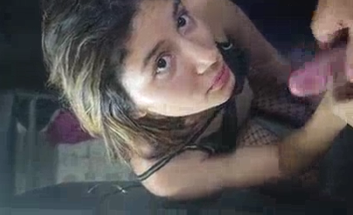 mira la carita de putita que pone la jovencita cuando se la chupa al novio