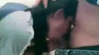 Increible morrita colegiala ninfomana haciendo un trio en el salon de la prepa