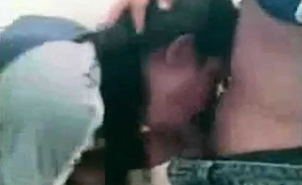 Increible morrita colegiala ninfomana haciendo un trio en el salon de la prepa