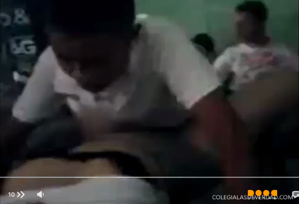 morrita colegiala cogiendo con varios de sus compañeros dentro del salon