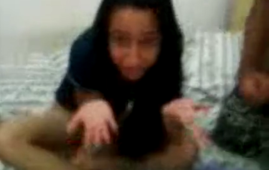 se cogen entre varios a la morrita colegiala