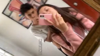 parejita de novios adolescentes cogiendo al salir de la escuela