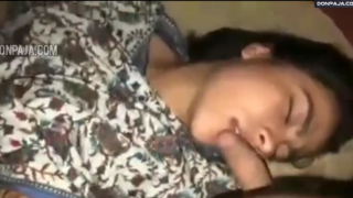 jovencita dormida le hacen de todo y le meten la vrga en la boca