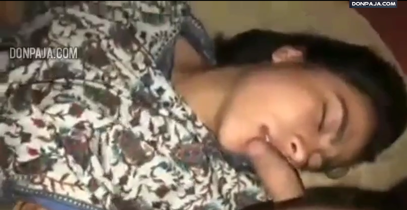 jovencita dormida le hacen de todo y le meten la vrga en la boca