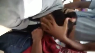 morrita colegiala se la chupa a sus compañeros dentro del salon