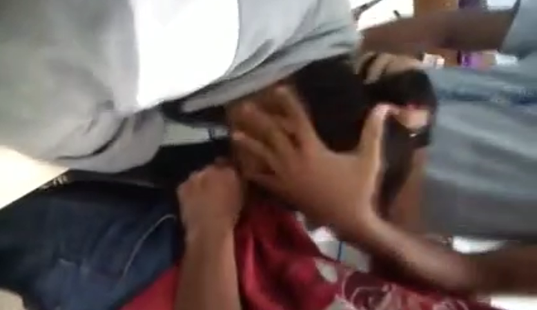 morrita colegiala se la chupa a sus compañeros dentro del salon