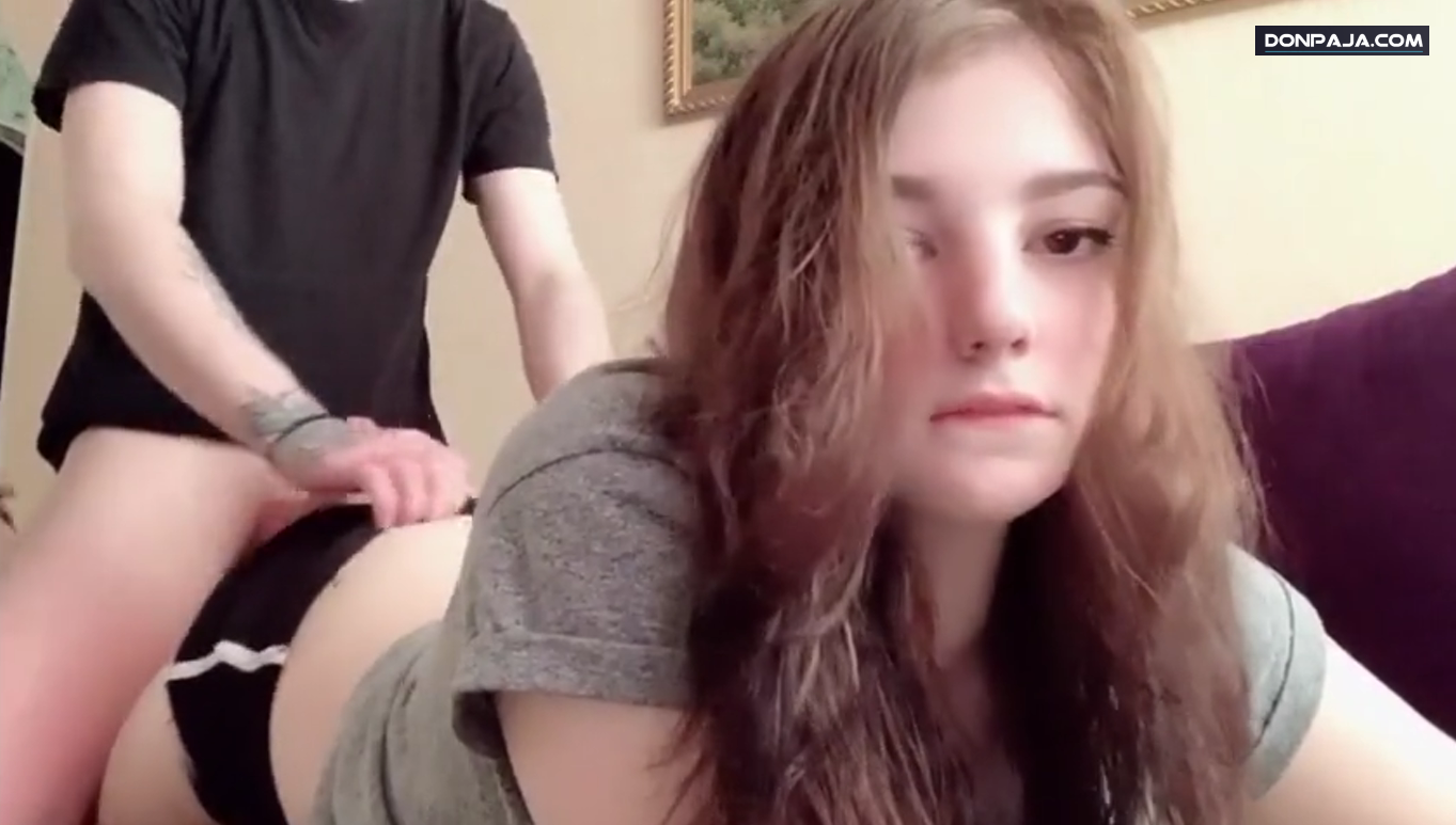 morrita bonita graba cuando el novio la coge en su habitacion